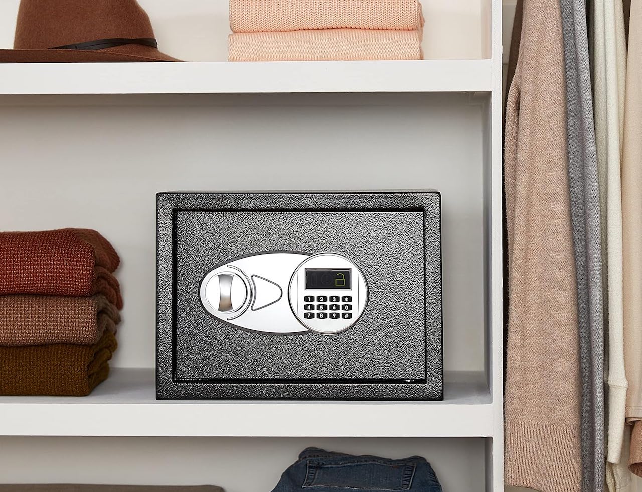 Un coffre-fort dans une armoire.