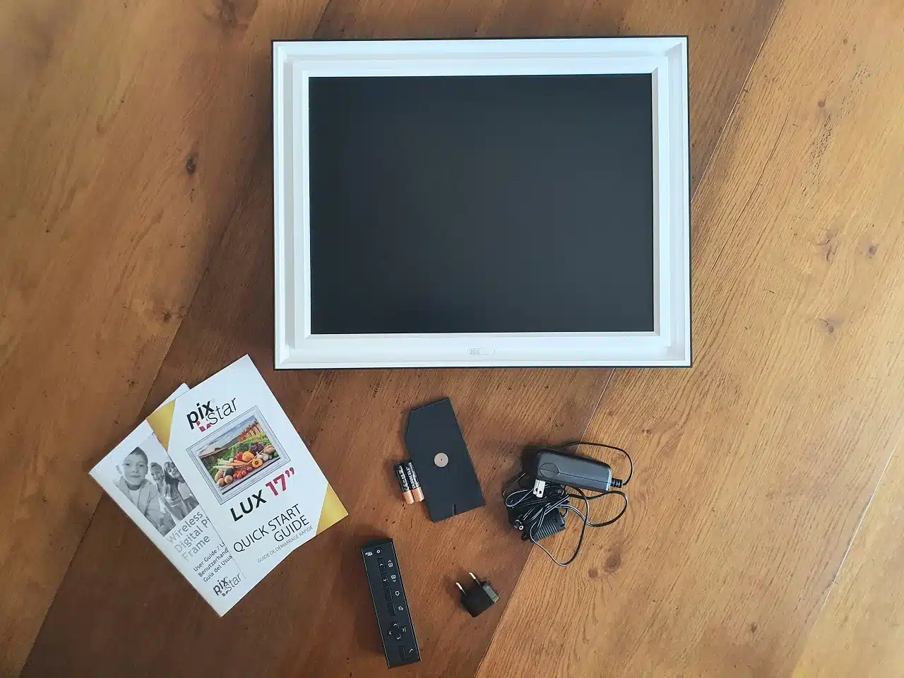 Contenu de la boite du cadre photo numérique PixStar Lux 17"