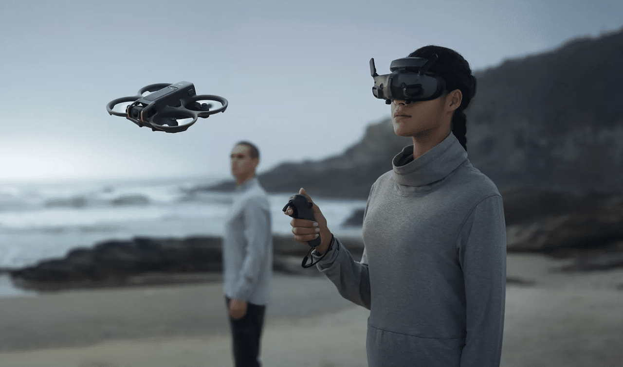 Une femme qui utilise un drone de la marque DJI.