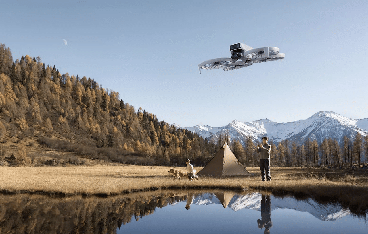 Une personne qui utilise un drone DJI dans un paysage montagneux.