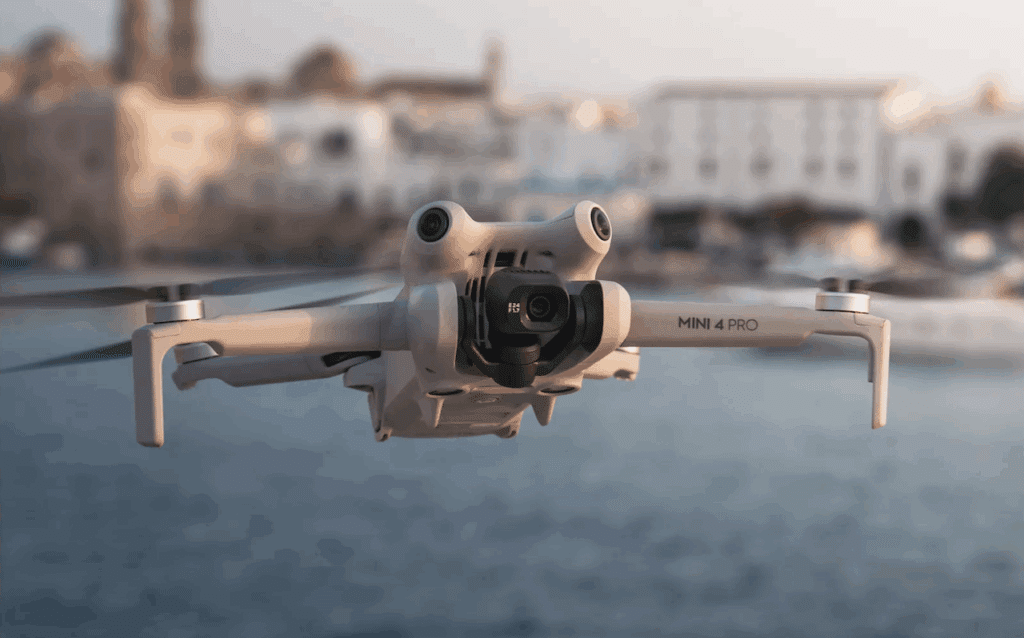 Un petit drone de la marque DJI.