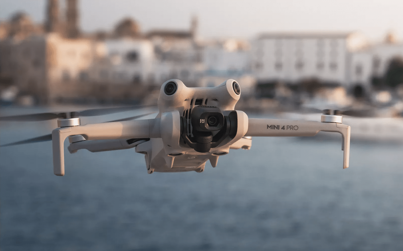 Un petit drone de la marque DJI.