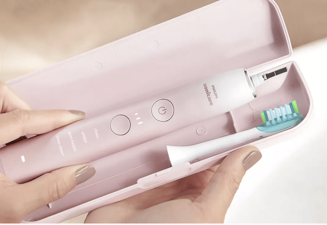 Une brosse à dents électrique dans son boitier.