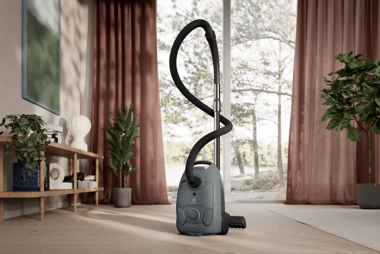 Un aspirateur avec sac dans un salon moderne.