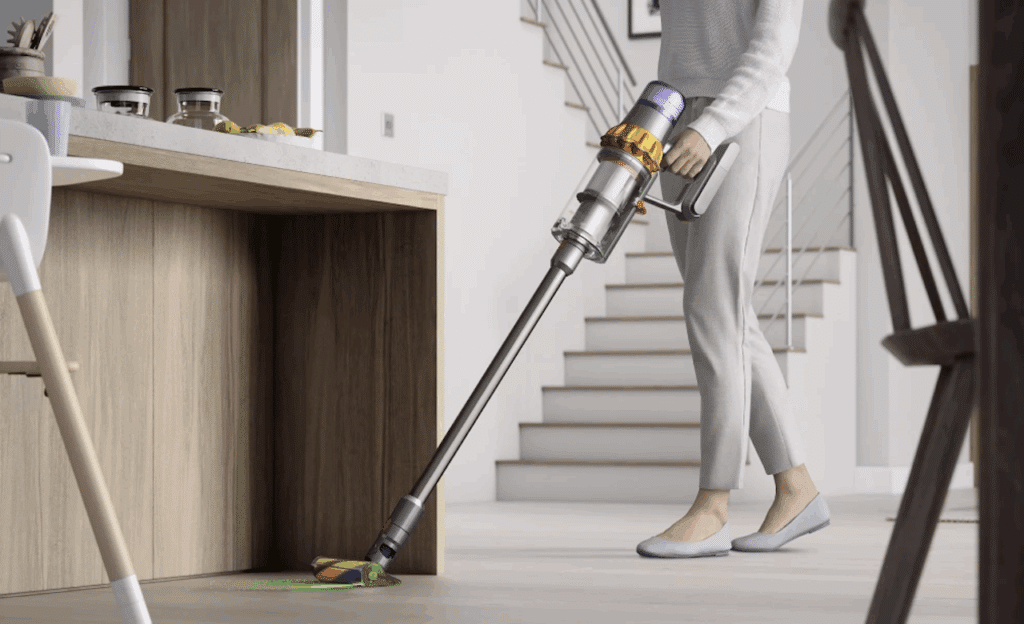Un aspirateur balai de la marque Dyson.
