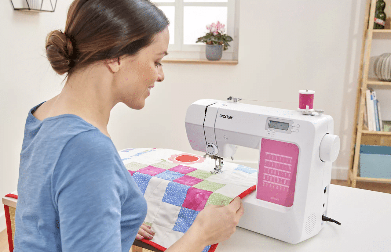Une femme qui utilise une machine à coudre.