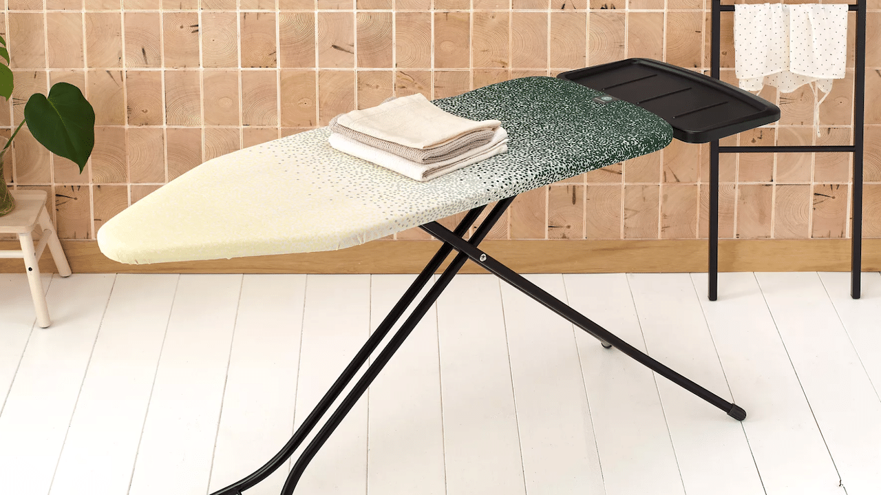 Une table à repasser.