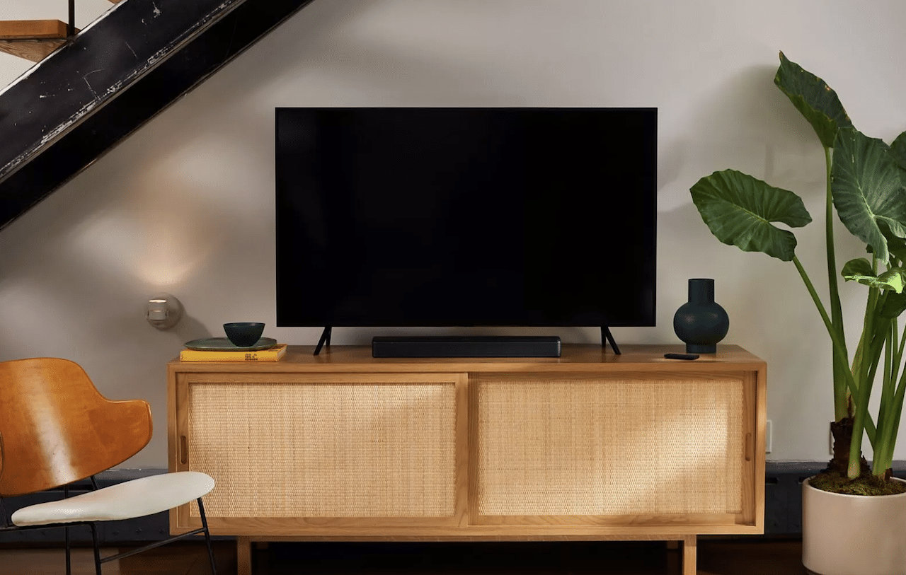 Un téléviseur avec un boîtier TV multimédia.
