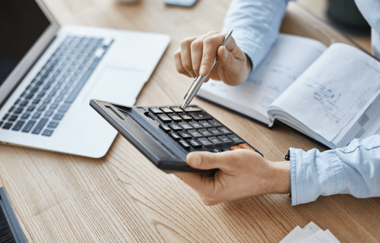 Un homme qui utilise une calculatrice au travail.