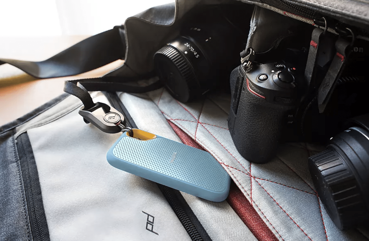 Un disque dur SSD dans un sac à dos.