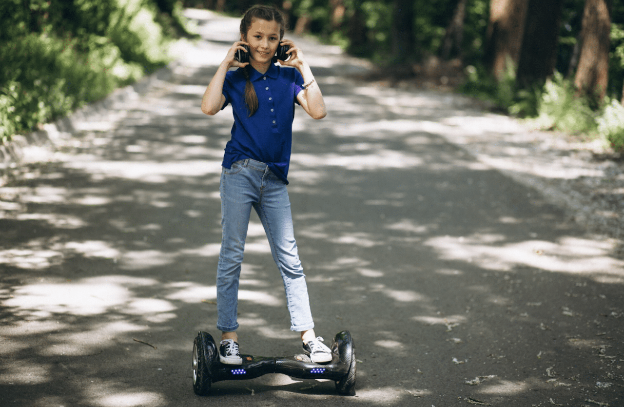 Une petite fille sur un hoverboard électrique.