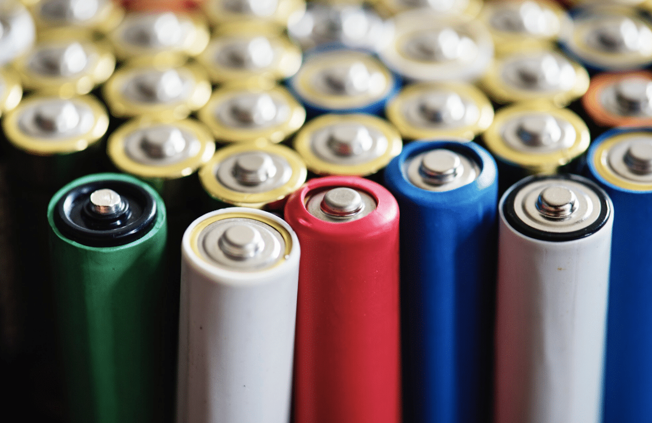 Un groupe de piles rechargeables.