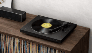 Une platine vinyle sur un meuble en bois.