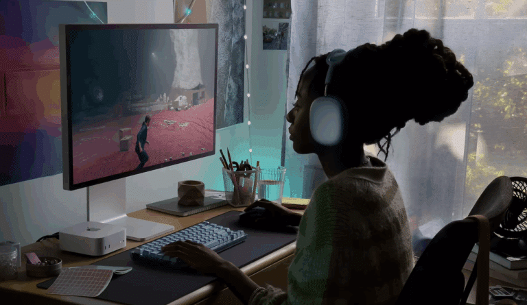 Une étudiante sur un PC portable.