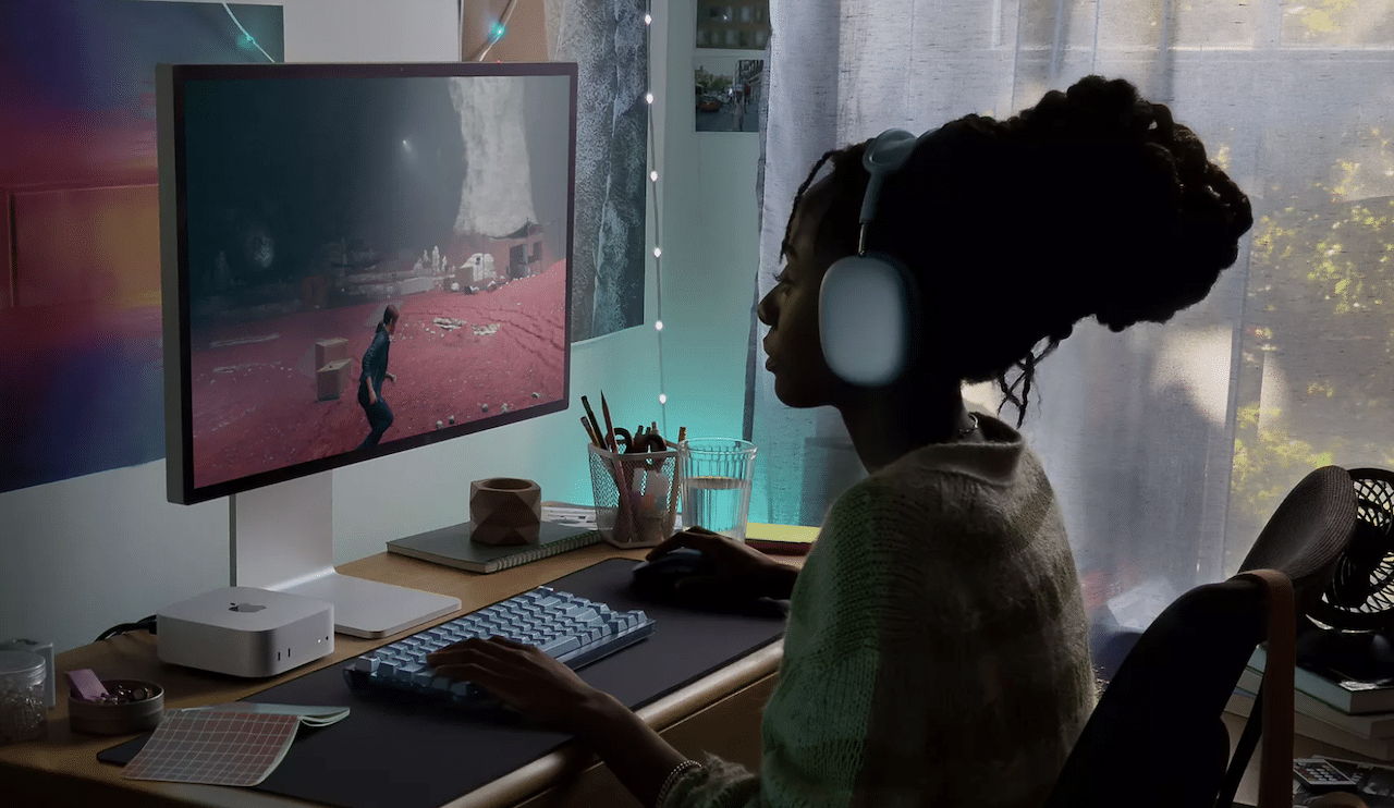 Une étudiante sur un PC portable.