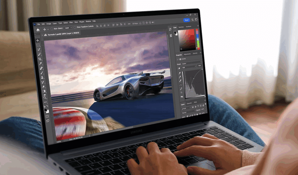 Une personne qui utilise un PC portable.