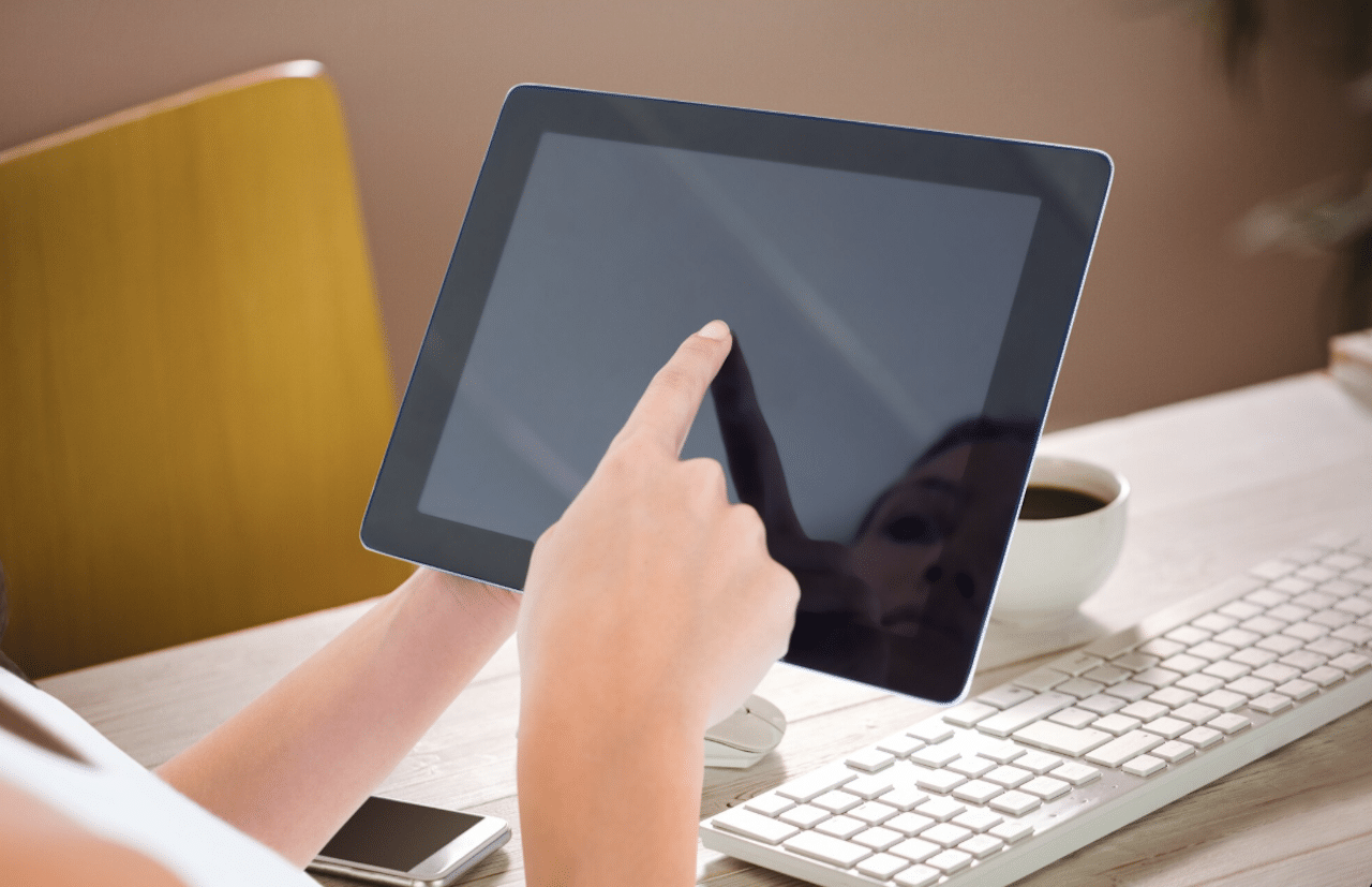 Une personne qui utilise une tablette tactile.