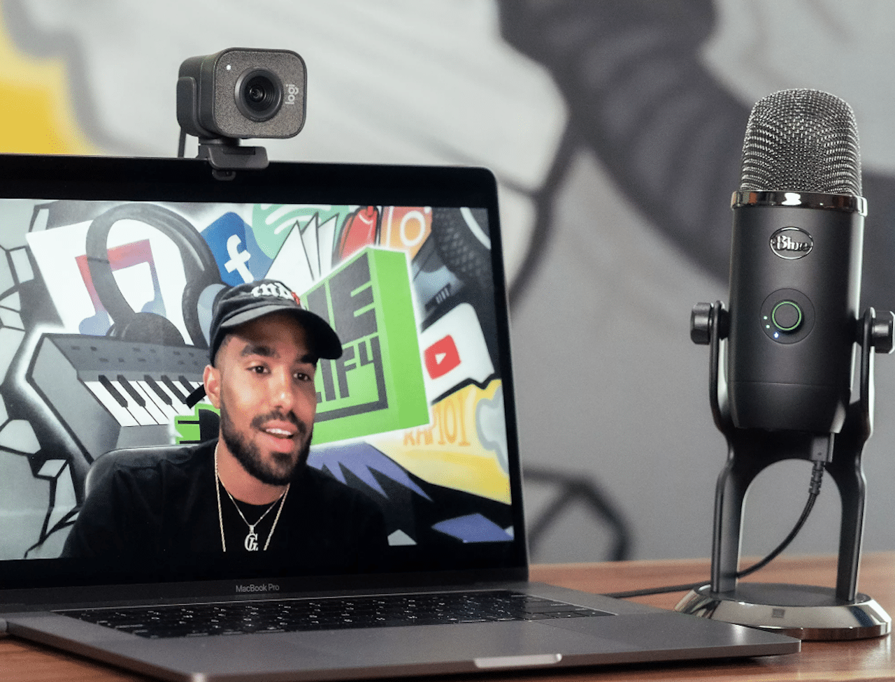 Un ordinateur avec une webcam et un micro.