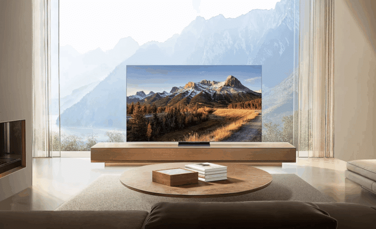 Un grand téléviseur dans un salon moderne.