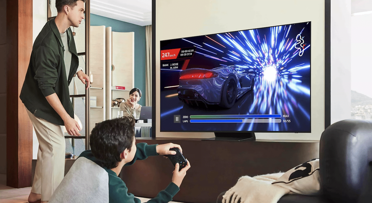 Une famille qui joue à un jeu sur leur TV OLED.