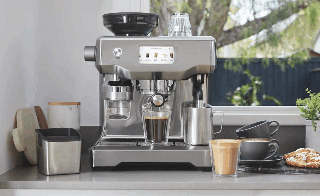 Une machine à expresso de la marque Sage Appliances sur un plan de travail.