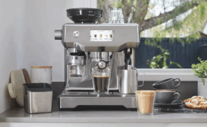 Une machine à expresso de la marque Sage Appliances sur un plan de travail.