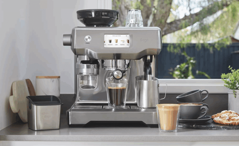Une machine à expresso de la marque Sage Appliances sur un plan de travail.