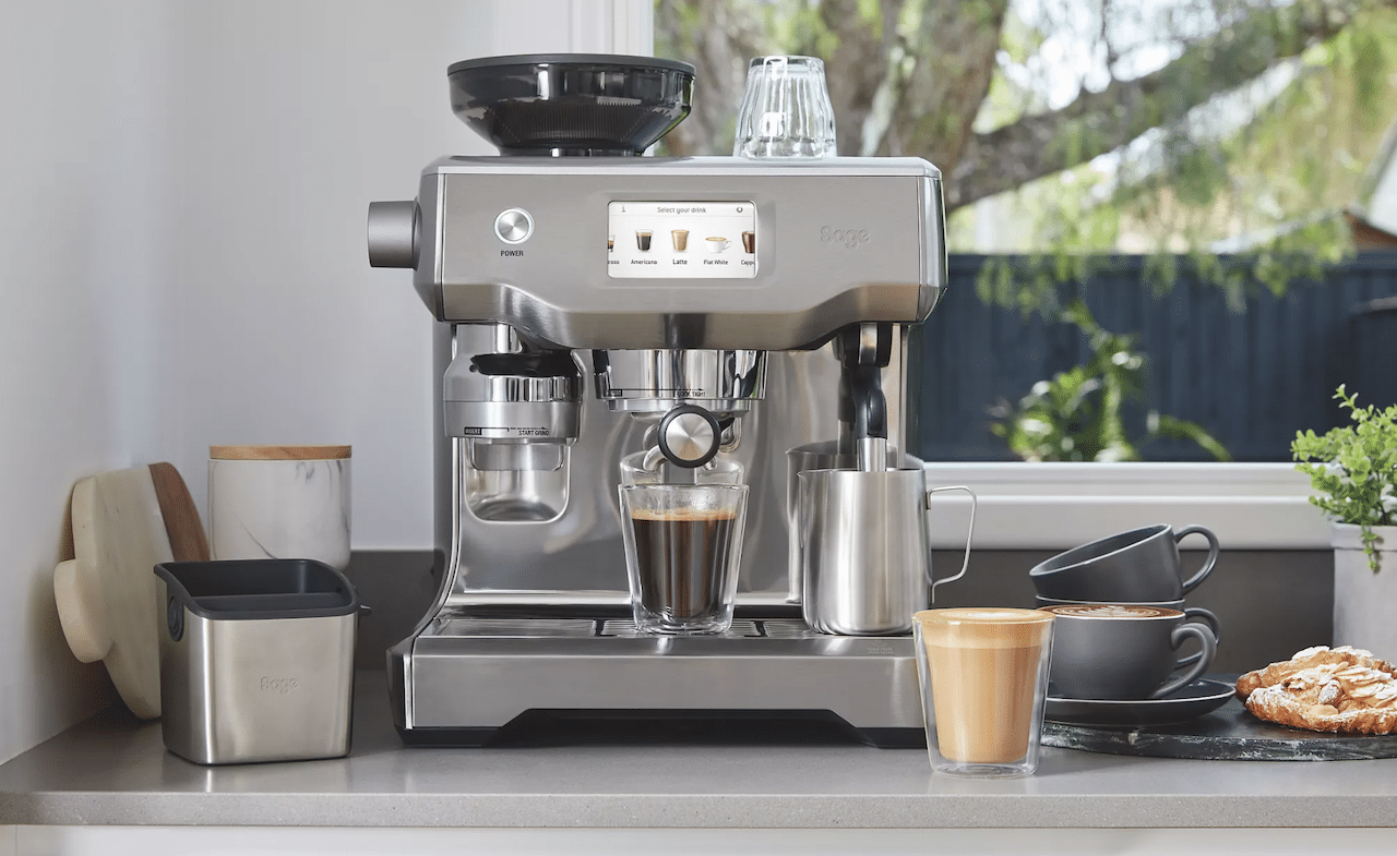Une machine à expresso de la marque Sage Appliances sur un plan de travail.