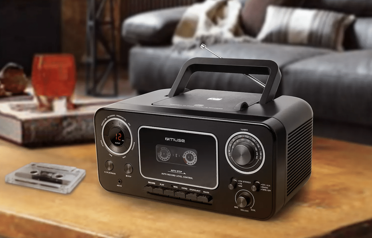 Une radio de la marque Muse disposée sur une table de salon en bois.
