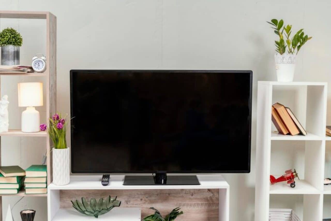 Un écran plat dans un salon moderne.
