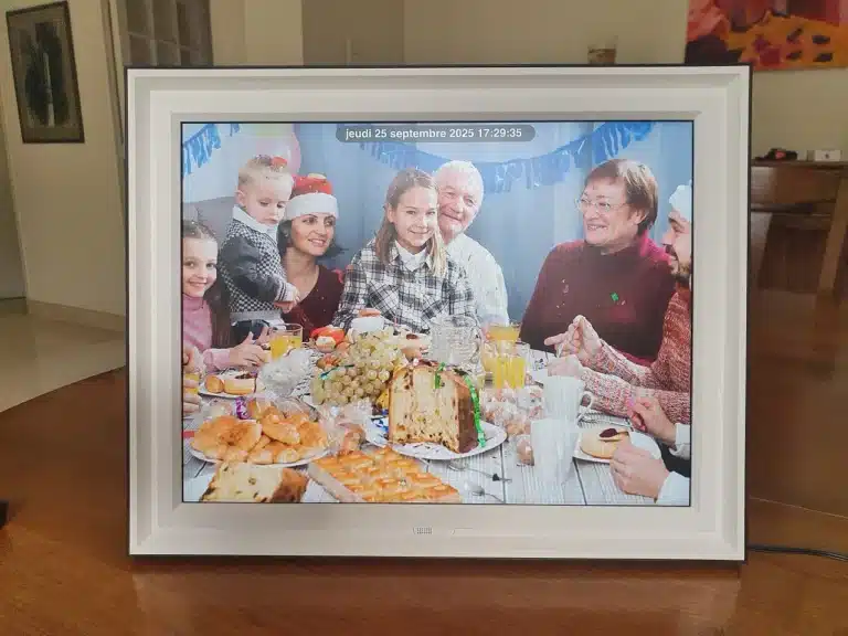 Photo de famille affichée sur l'écran HD du cadre photo numérique Pix-Star 17 pouces