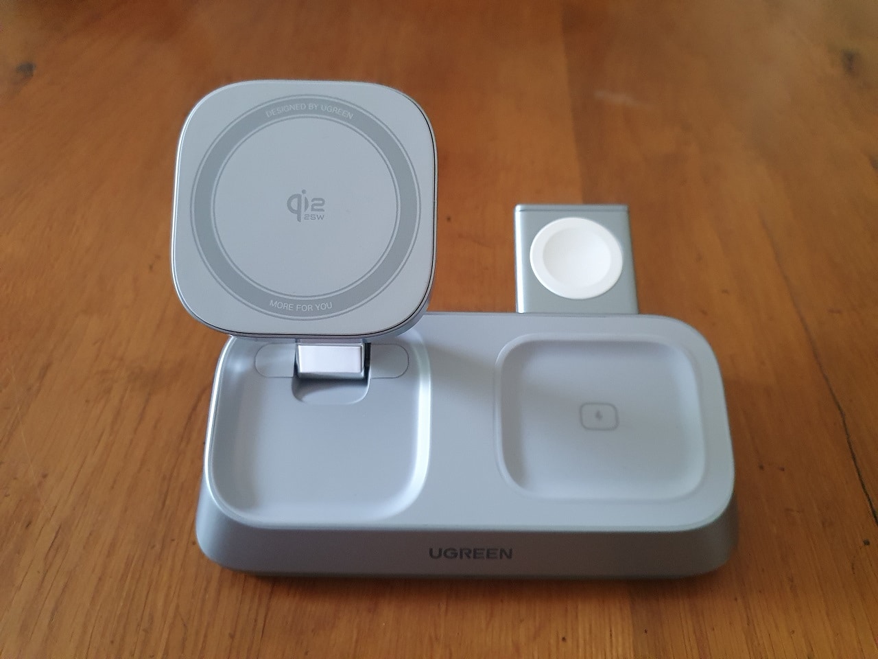 La station de charge 3 en 1 compatible Qi2 de chez Ugreen avec les supports iPhone et Apple Watch déployés