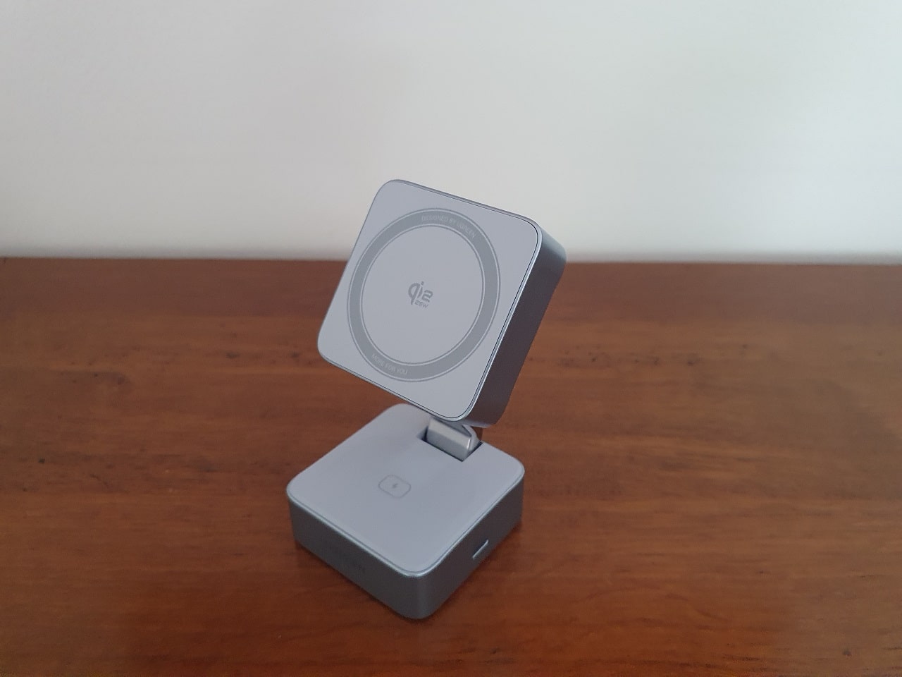 Le chargeur Qi2 2 en 1 de Ugreen ouvert