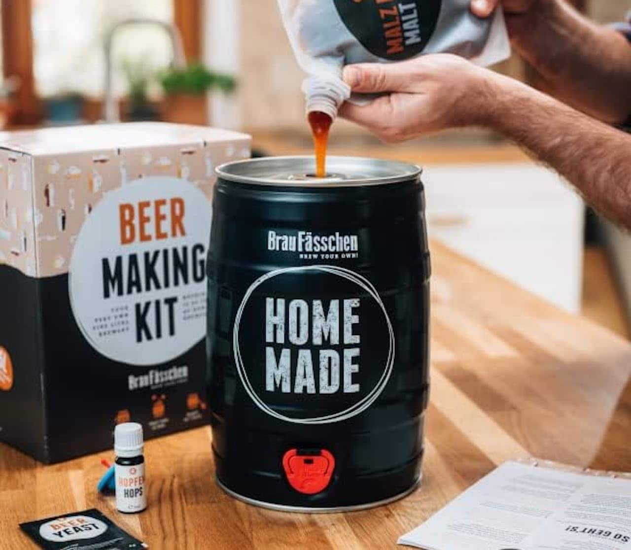 Une personne qui utilise un kit de brassage de bière.