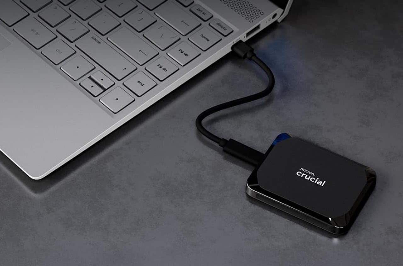 Un disque dur SSD branché sur un ordinateur portable.