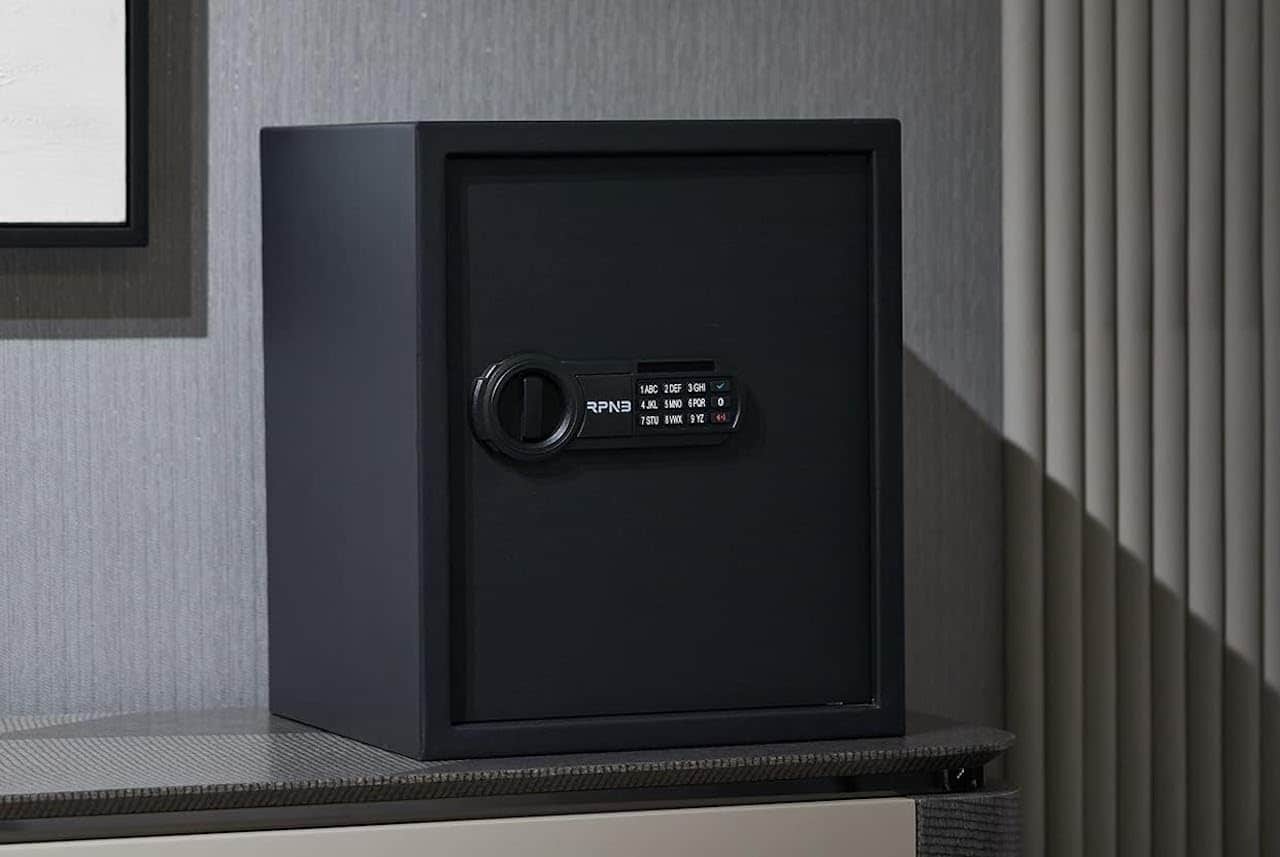 Un coffre-fort posé sur une table.