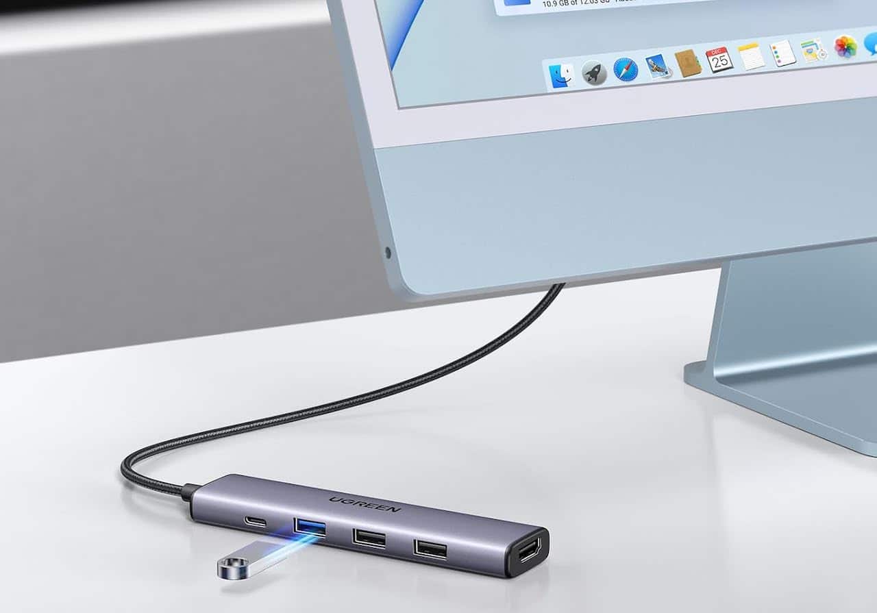 Un hub USB-C relié à un ordinateur de bureau.
