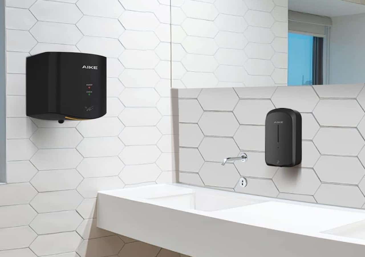 Un sèche-mains électrique dans une salle de bain moderne.