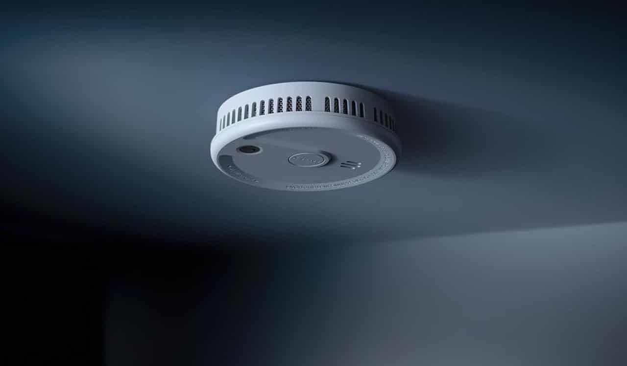 Un détecteur de fumée sur le plafond d'une chambre.