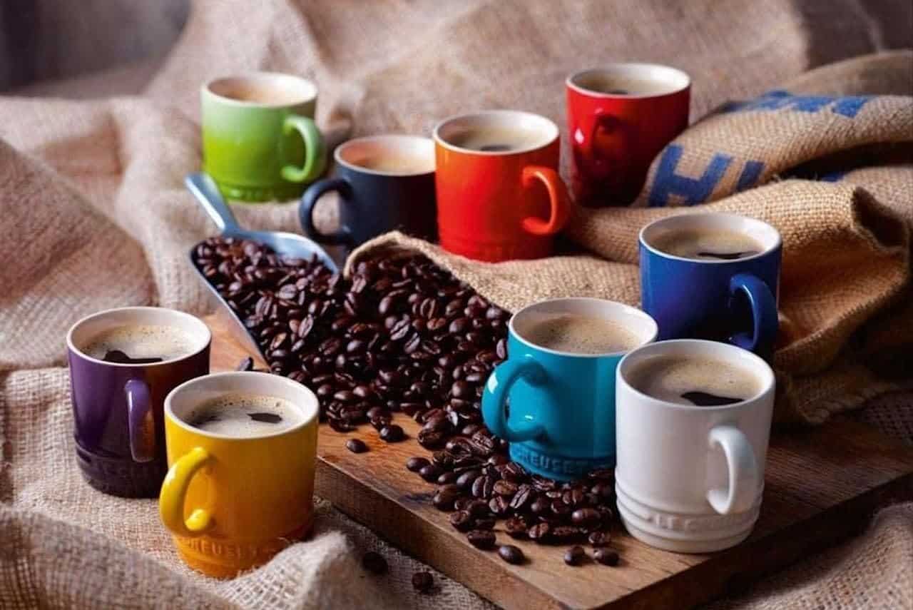 Plusieurs mugs de couleurs unies.