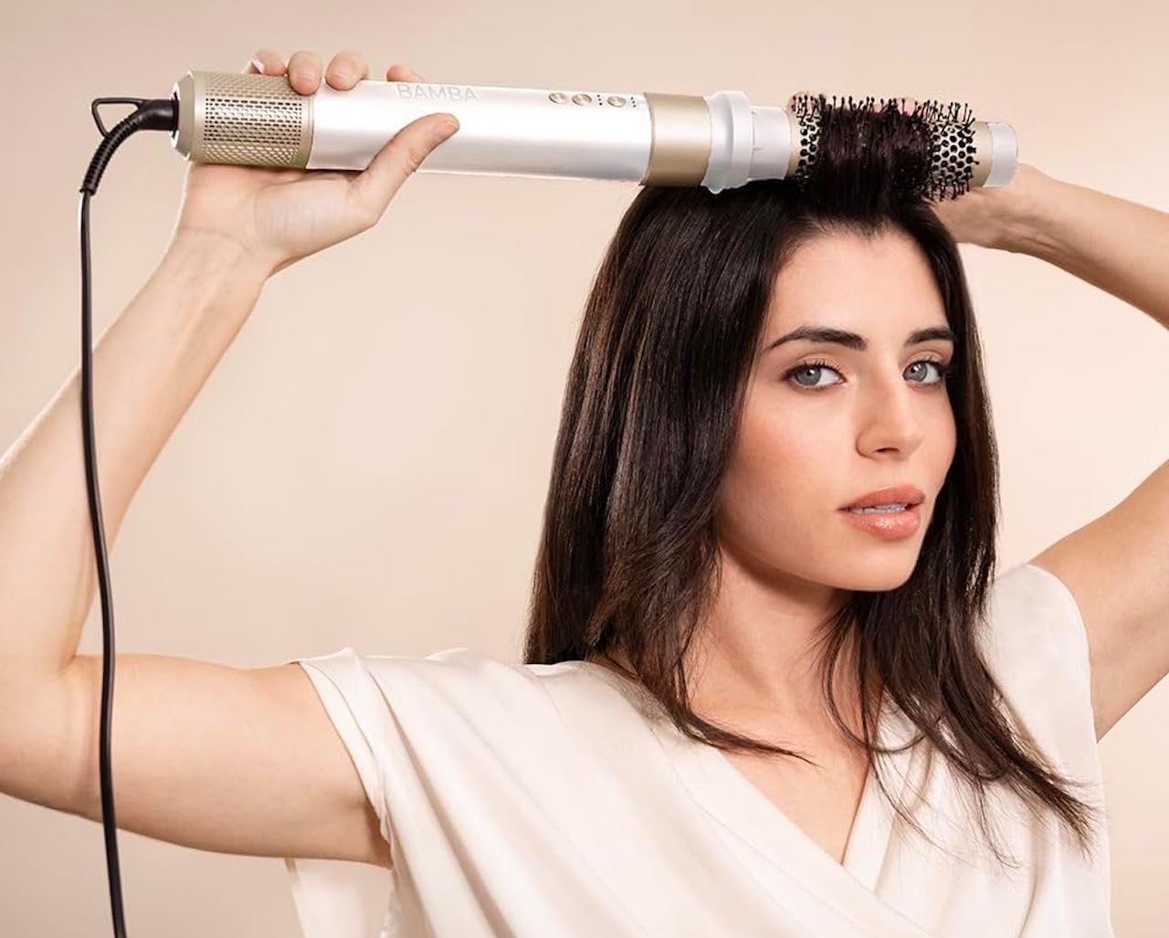 Une femme qui utilise une brosse soufflante.