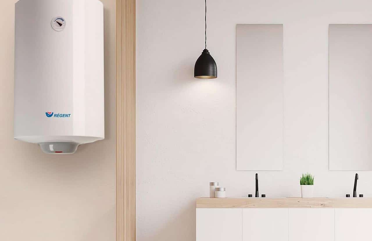 Un chauffe-eau électrique dans une salle de bain moderne.