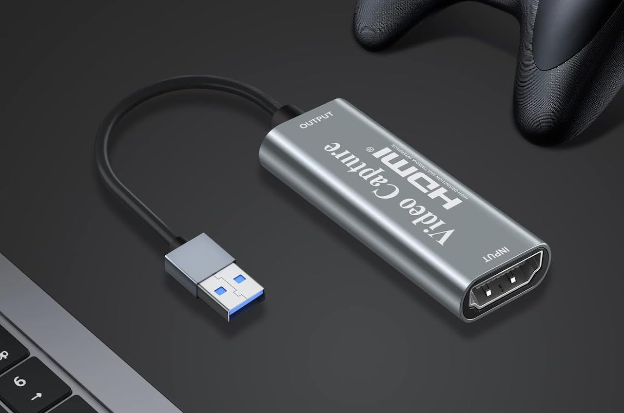 Une carte d'acquisition posée à côté d'un ordinateur.