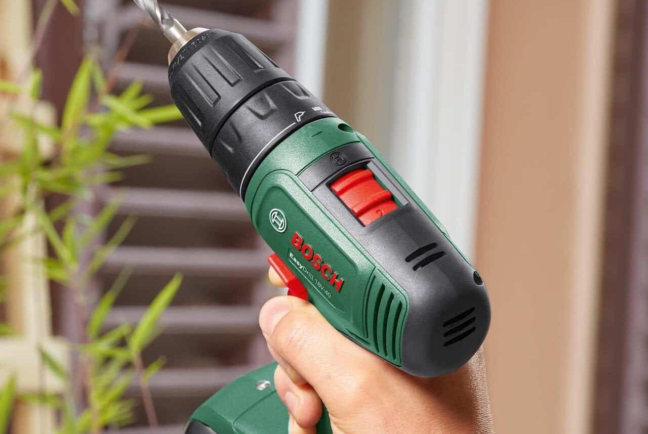 Une perceuse-visseuse de la marque Bosch Home and Garden.