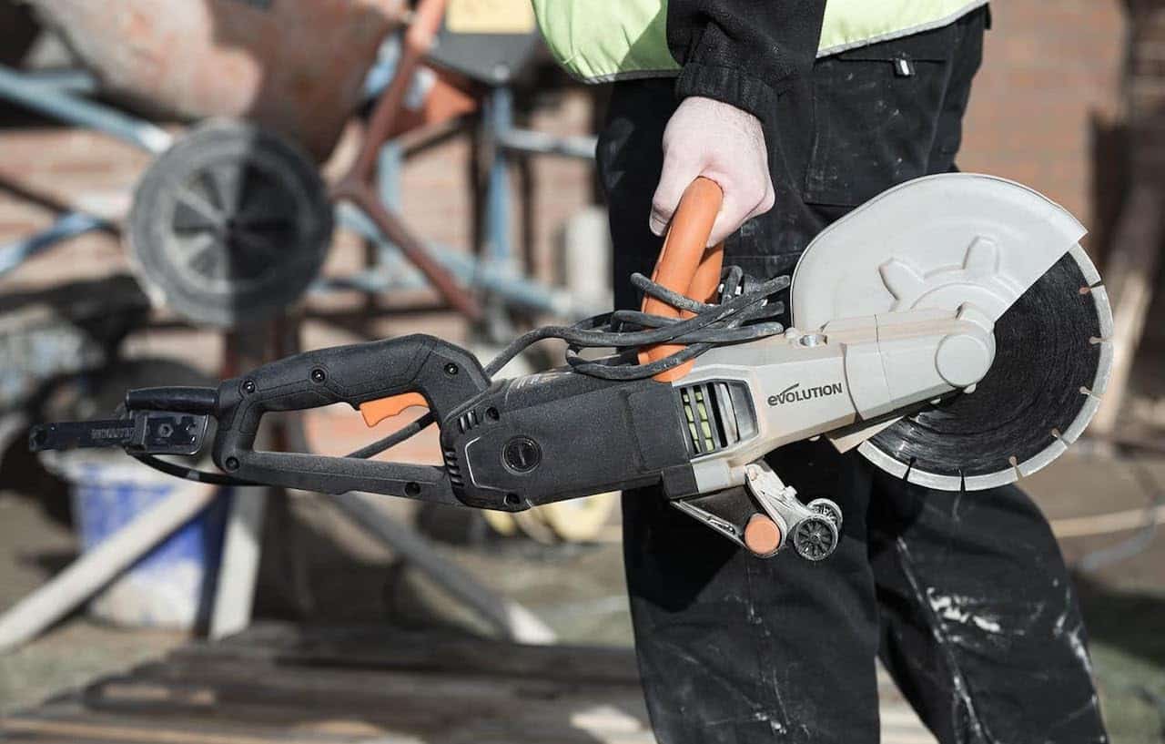 Un homme qui porte une découpeuse pour bricoler.