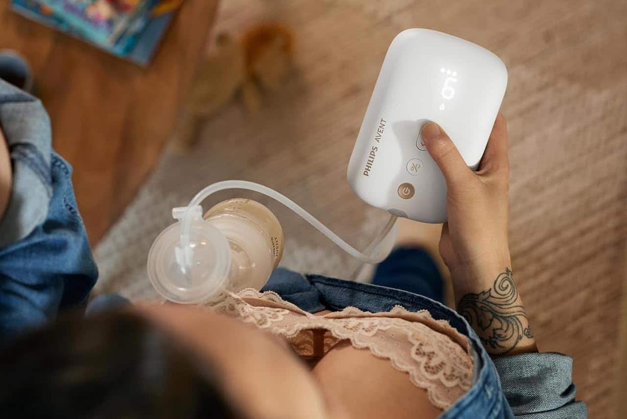 Une femme qui utilise un tire-lait.