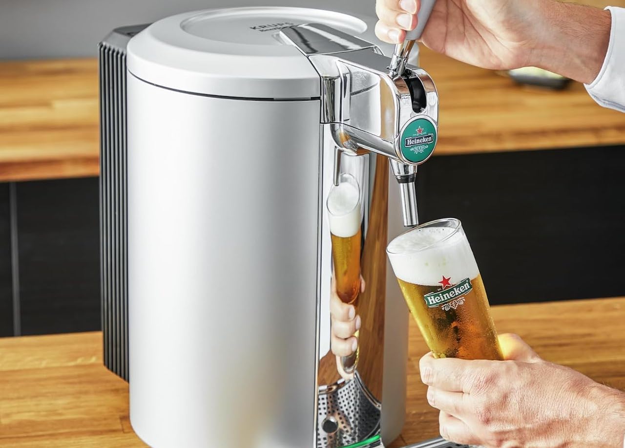 Une personne en train de se servir de la bière à l'aide d'une tireuse à bière.