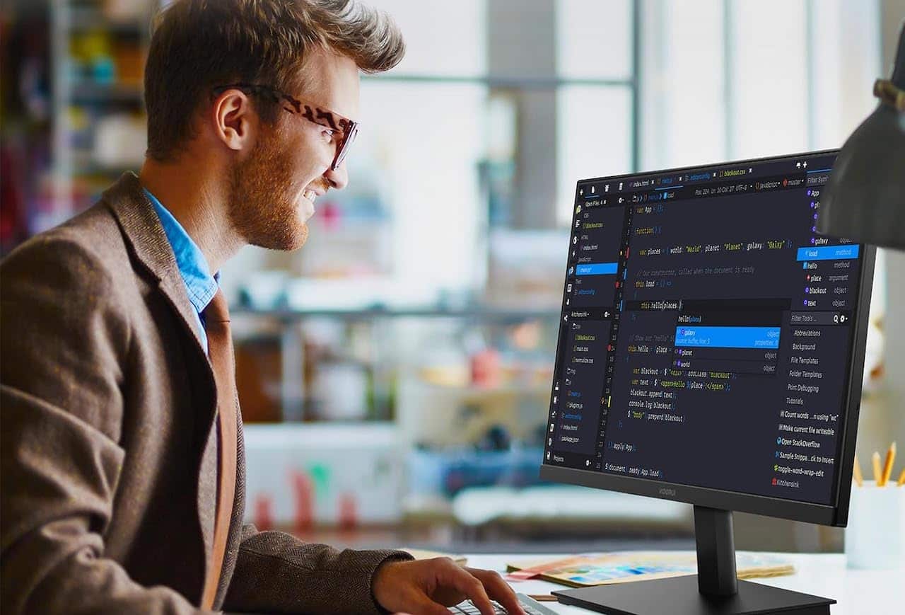 Un homme qui travaille sur un écran PC.