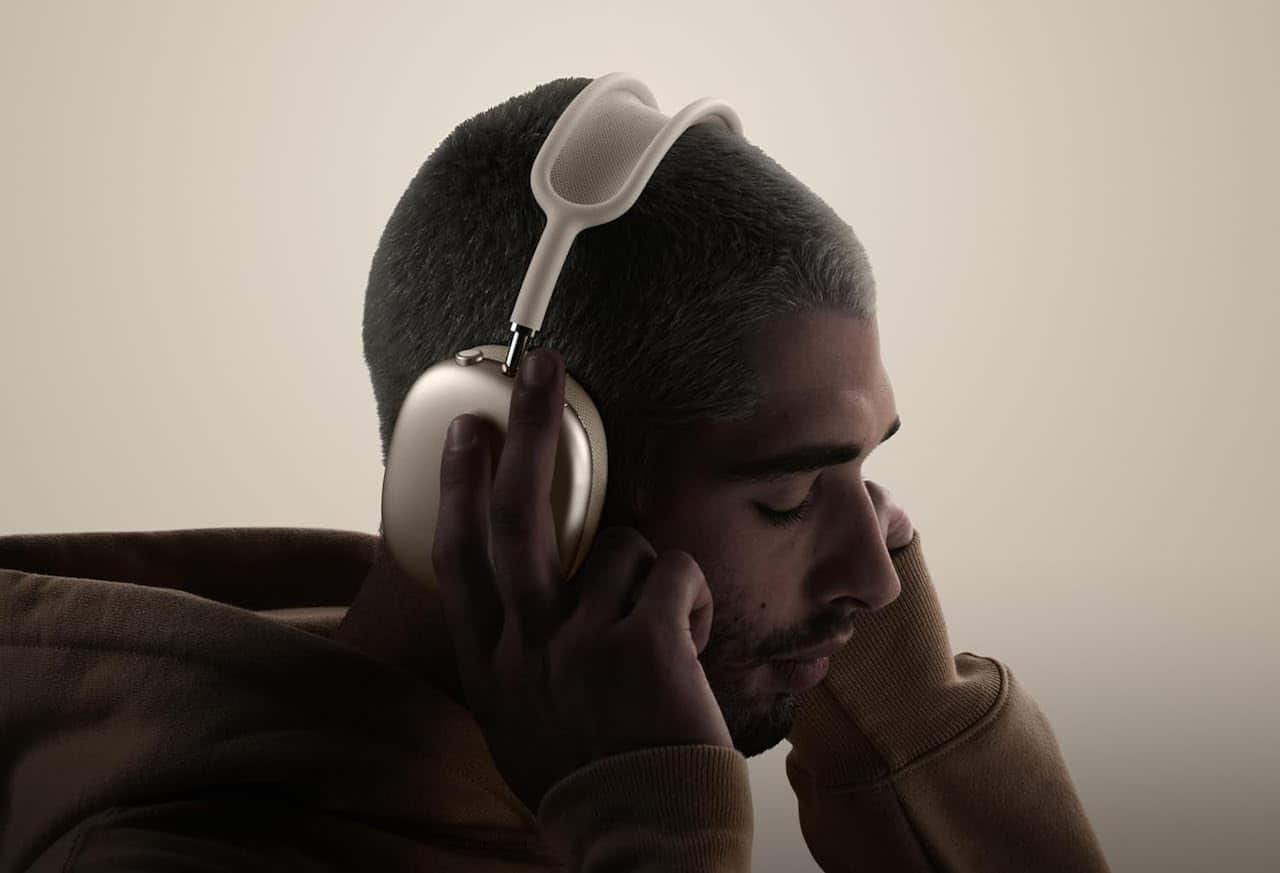 Un homme qui porte des Airpods de chez Apple.