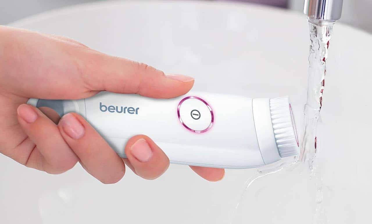 Zoom sur une brosse nettoyante visage.